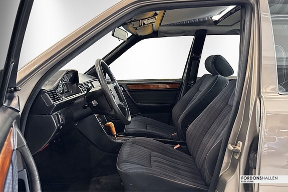 Mercedes-Benz 300 E 10 of 18
