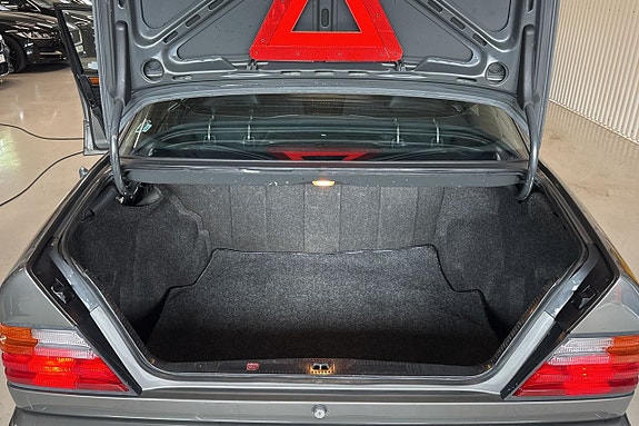 Mercedes-Benz 300 E 17 of 18