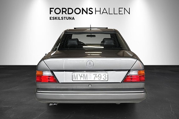 Mercedes-Benz 300 E 6 of 18