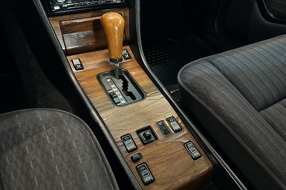 Mercedes-Benz 300 E 15 of 18