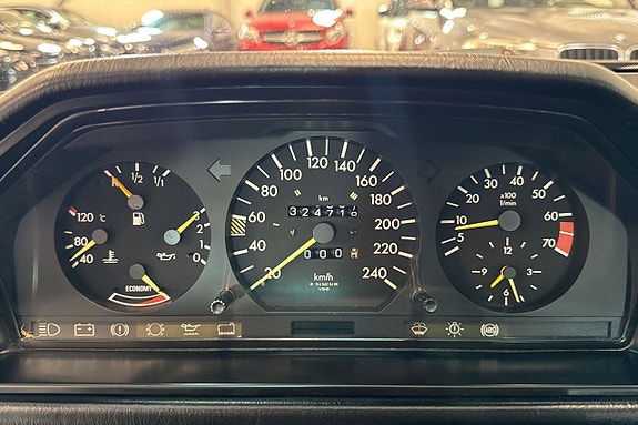 Mercedes-Benz 300 E 14 of 18