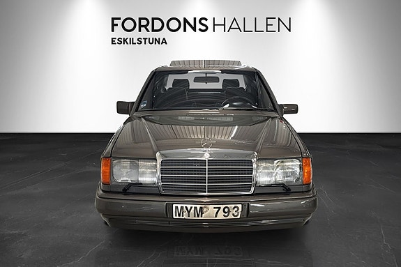 Mercedes-Benz 300 E 2 of 5