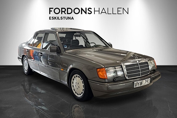 Mercedes-Benz 300 E 8 of 18