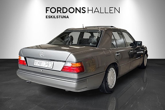 Mercedes-Benz 300 E 7 of 18