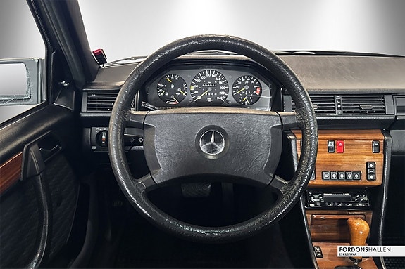 Mercedes-Benz 300 E 13 of 18