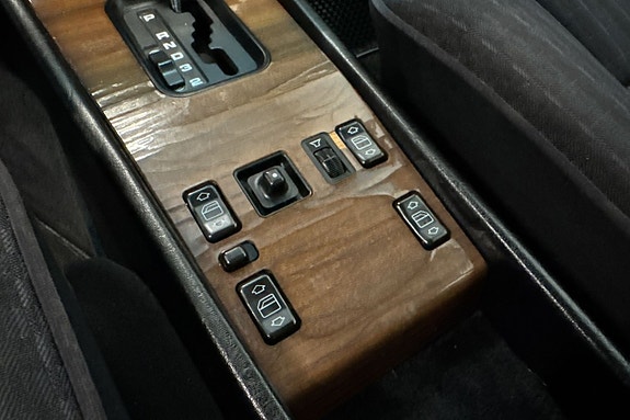 Mercedes-Benz 300 E 16 of 18