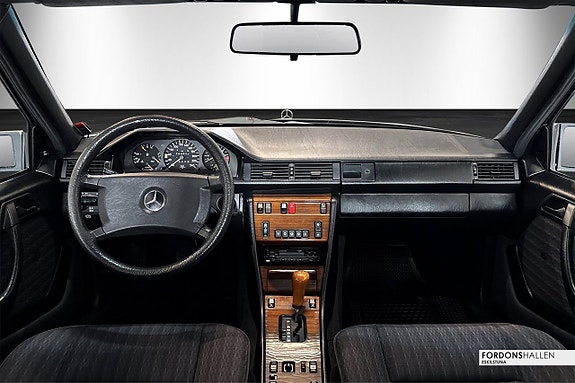 Mercedes-Benz 300 E 12 of 18