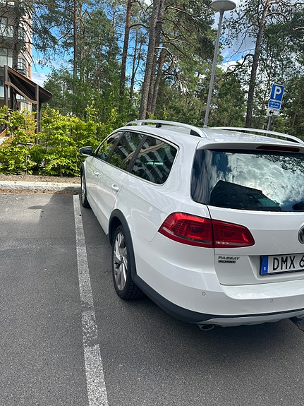 Volkswagen Passat Alltrack 2 of 3
