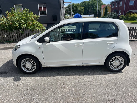 Volkswagen UP! 3 of 5