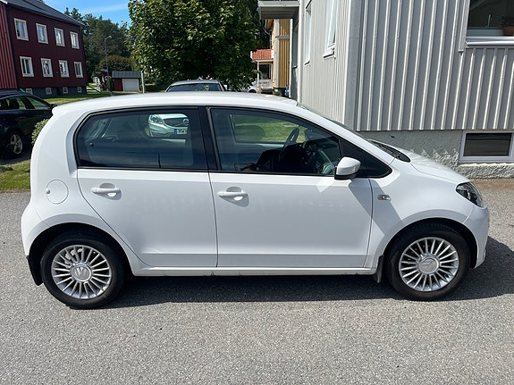 Volkswagen UP! 2 of 5