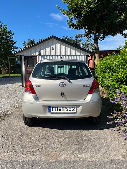 Toyota Yaris 3 of 5