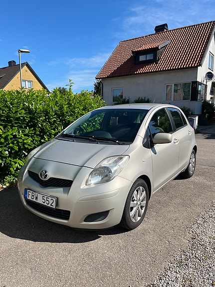 Toyota Yaris 2 of 5