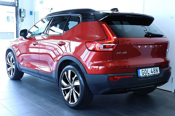Volvo XC40 2 of 5