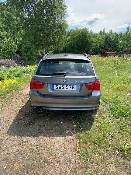 BMW 320d 4 of 5