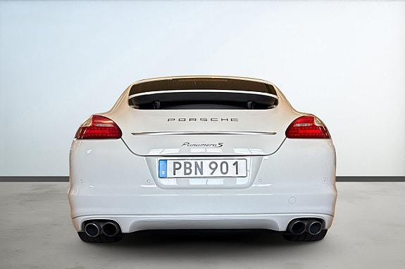Porsche Panamera S 4 of 5