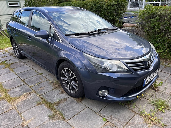 Toyota Avensis 2 of 5