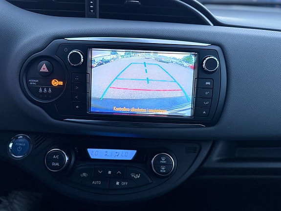 Toyota Yaris 13 of 18