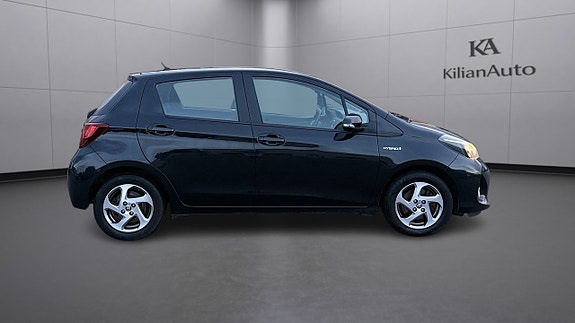 Toyota Yaris 2 of 18