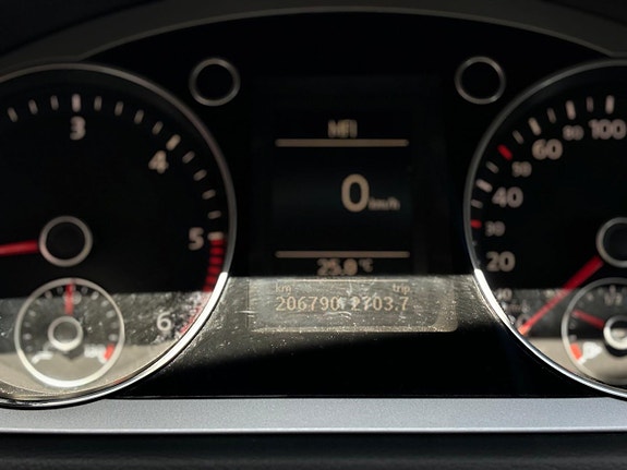 Volkswagen Passat 13 of 24