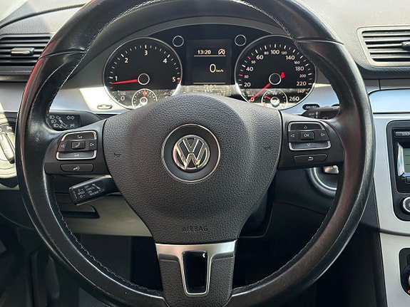 Volkswagen Passat 12 of 24