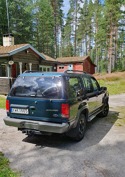 Ford Explorer 2 of 5