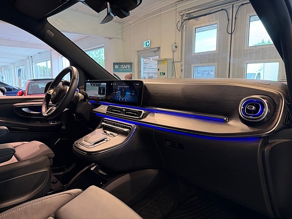 Mercedes-Benz V300 9 of 30