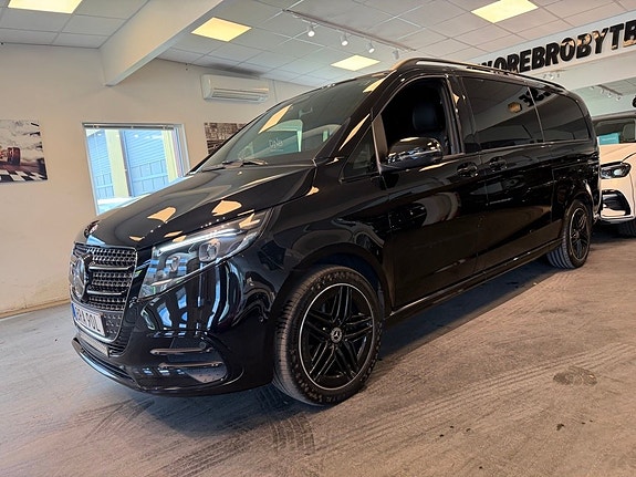 Mercedes-Benz V300 2 of 30