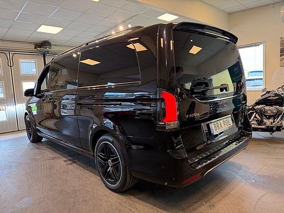 Mercedes-Benz V300 3 of 30