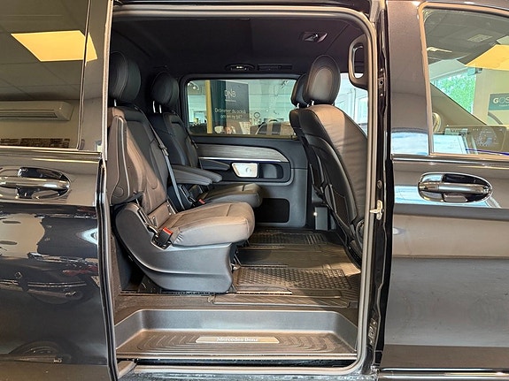 Mercedes-Benz V300 26 of 30