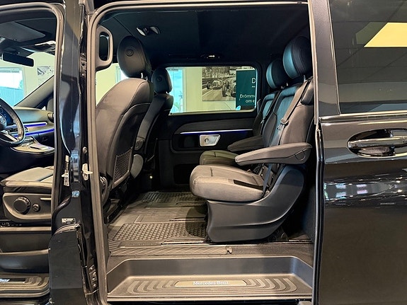 Mercedes-Benz V300 28 of 30