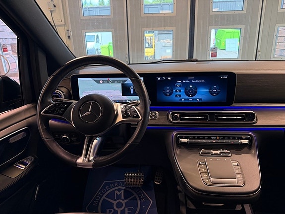 Mercedes-Benz V300 8 of 30