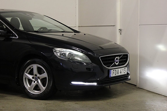 Volvo V40 2 of 16