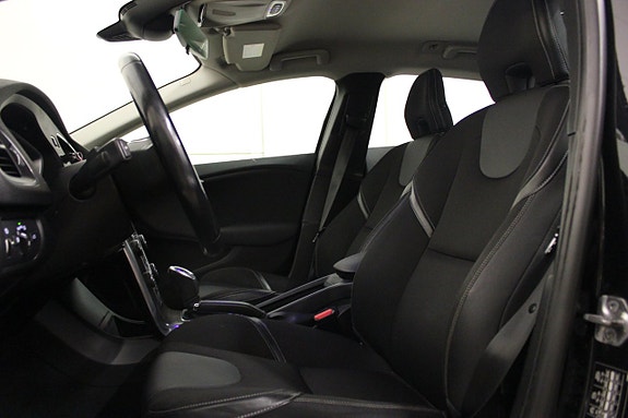Volvo V40 10 of 16