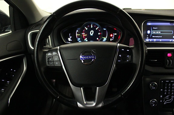 Volvo V40 12 of 16
