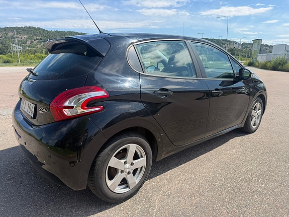 Peugeot 208 4 of 5