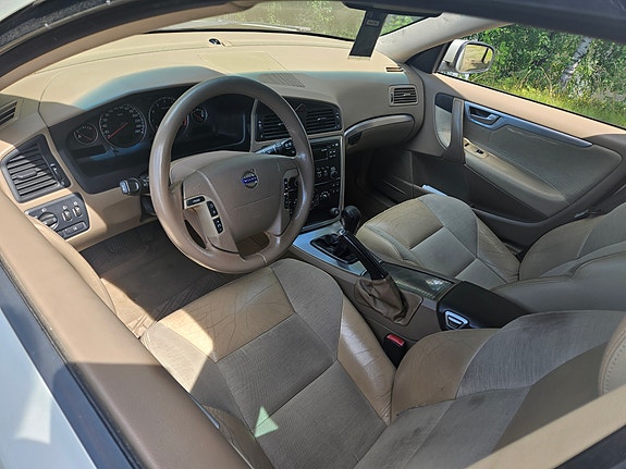 Volvo V70 2 of 5