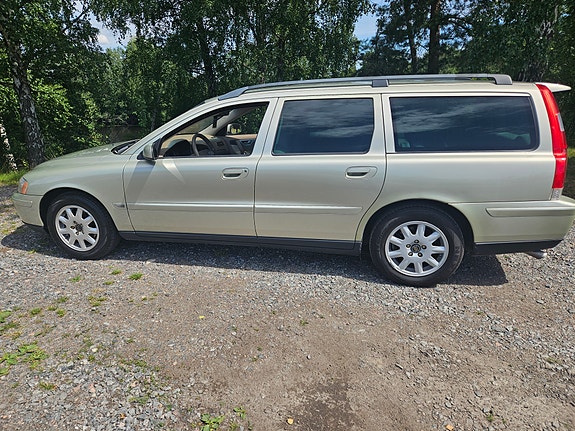 Volvo V70 3 of 5