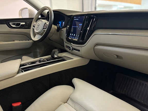 Volvo XC60 10 of 23