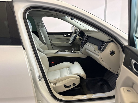 Volvo XC60 8 of 23