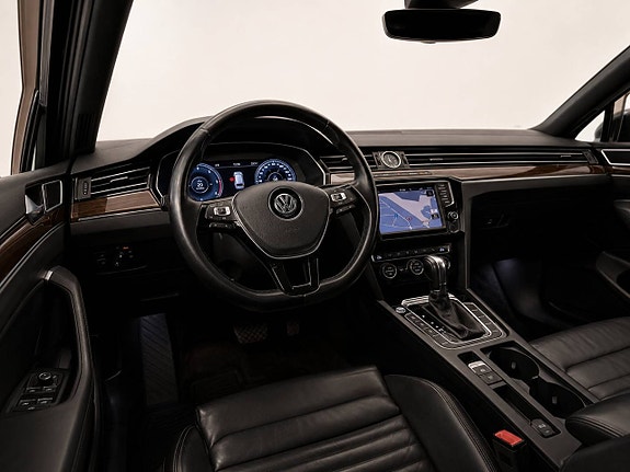 Volkswagen Passat 12 of 18