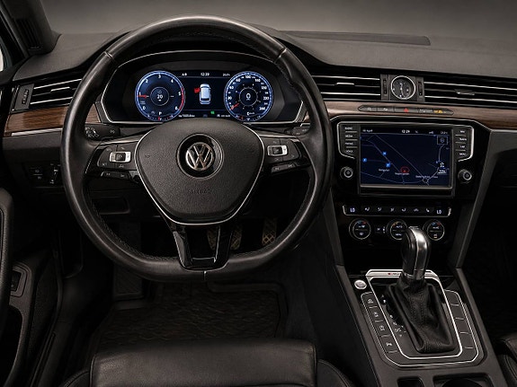 Volkswagen Passat 15 of 18