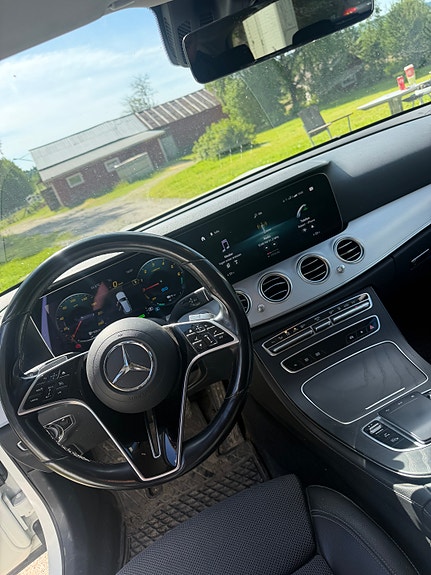 Mercedes-Benz 300 E 4 of 5