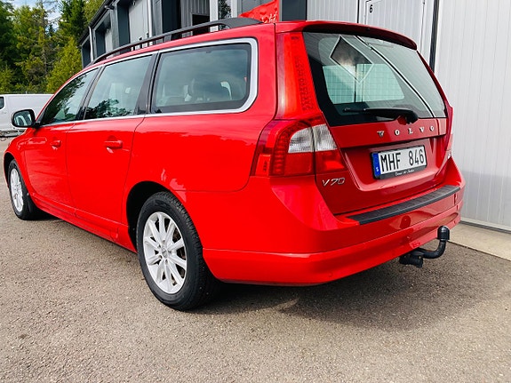 Volvo V70 2 of 7