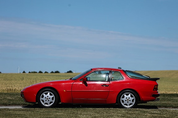 Porsche 944 9 of 16
