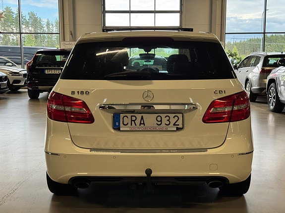 Mercedes-Benz B180 4 of 5
