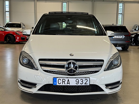 Mercedes-Benz B180 2 of 5
