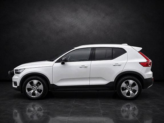 Volvo XC40 2 of 11