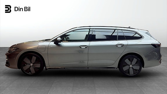 Volkswagen Passat 2 of 14