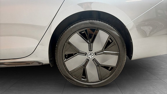 Volkswagen Passat 6 of 14