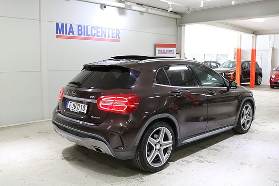 Mercedes-Benz GLA220 3 of 5
